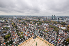 910585 Overzicht van het zuidelijk gedeelte van de binnenstad van Utrecht, vanaf de Domtoren, uit het noorden; links de ...